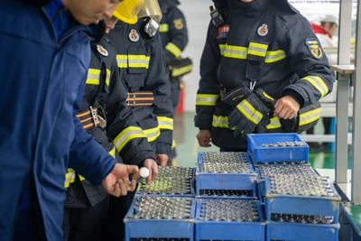 Hvordan slukker man lithiumbatteribrand?